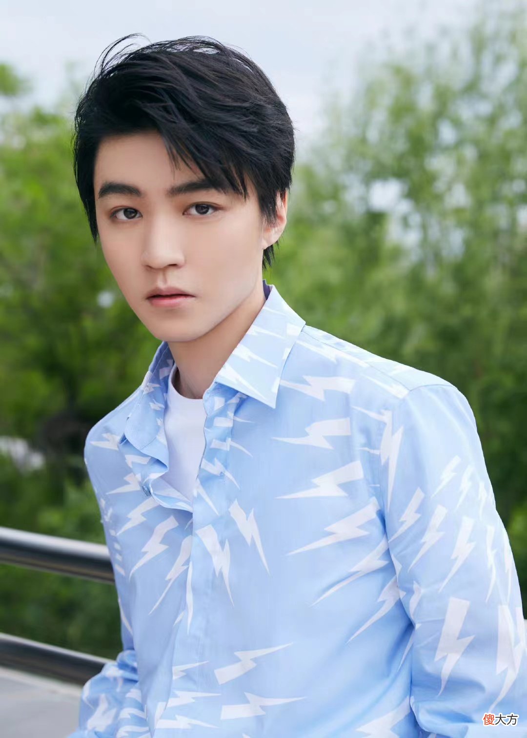 【就爱时尚】王俊凯初夏私服，浅蓝色衬衫配白色休闲裤，帅气有型，魅力十足