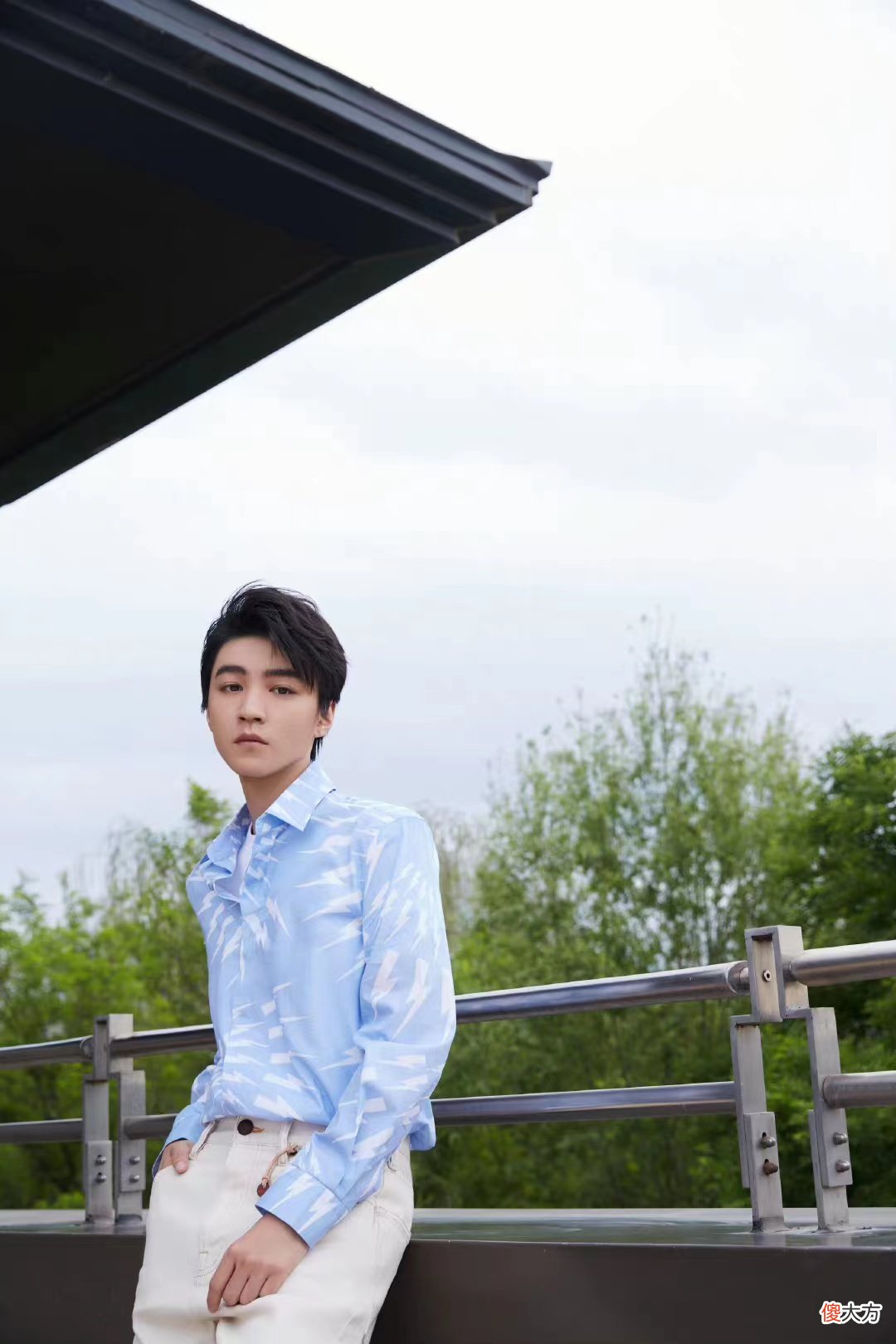 【就爱时尚】王俊凯初夏私服，浅蓝色衬衫配白色休闲裤，帅气有型，魅力十足