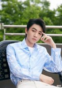 【就爱时尚】王俊凯初夏私服，浅蓝色衬衫配白色休闲裤，帅气有型，魅力十足