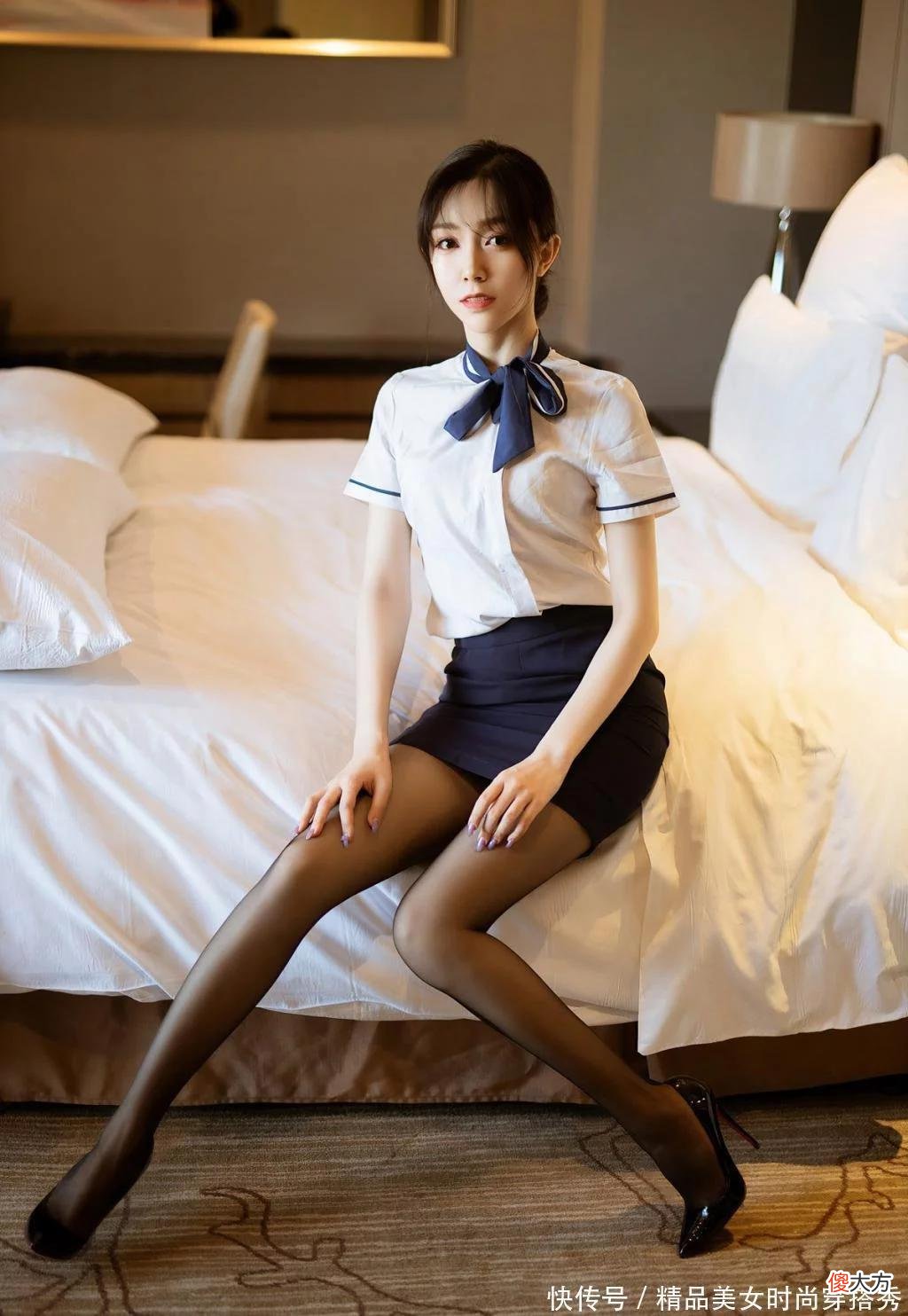 【就爱时尚】白衬衫搭配蓝色短裙套装的款式干练感十足