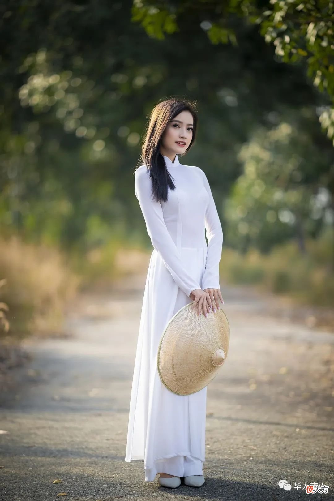 【历史故事】越南小姐姐身上的奥黛，为什么越来越贴身性感？