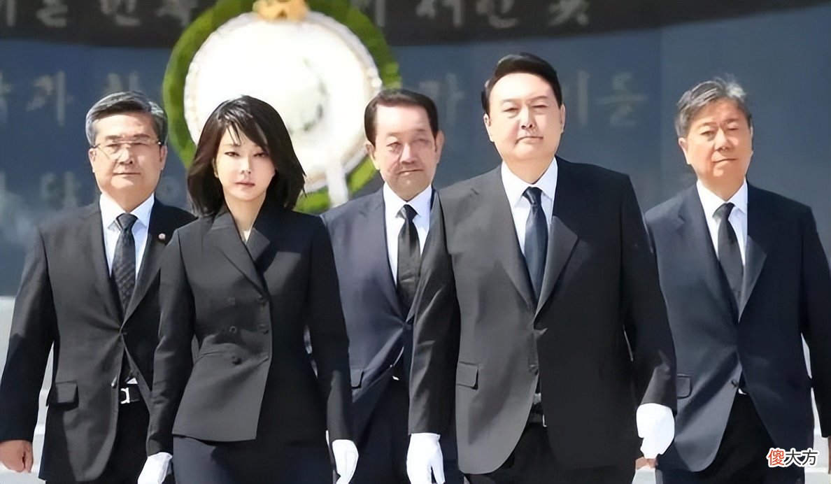 【就爱时尚】韩国新第一夫人真挺美，穿套装优雅知性，有贤内助的高级感