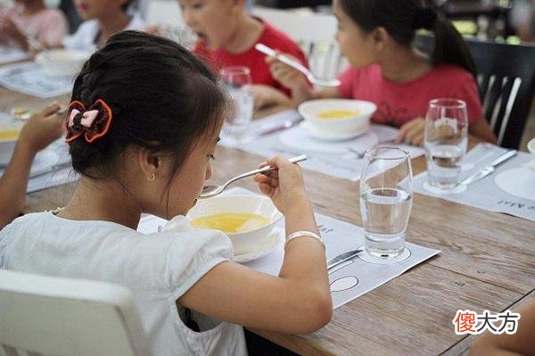 儿科医生：夏天再炎热，这4件“糊涂事”也别做，伤脾胃难长高