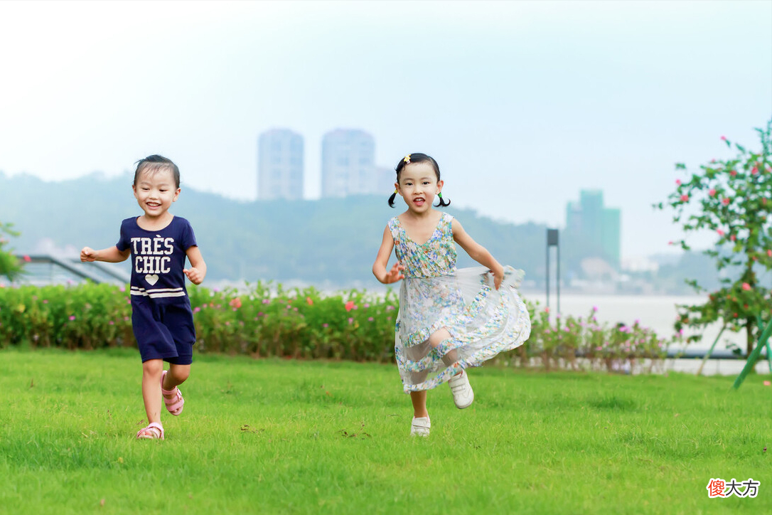 为什么孩子不知道累，而带娃的你却总感到力不从心？科学答案来了