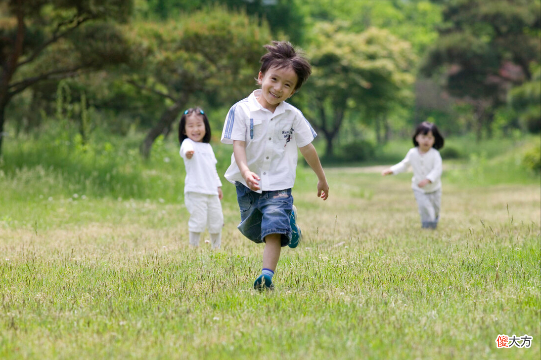为什么孩子不知道累，而带娃的你却总感到力不从心？科学答案来了