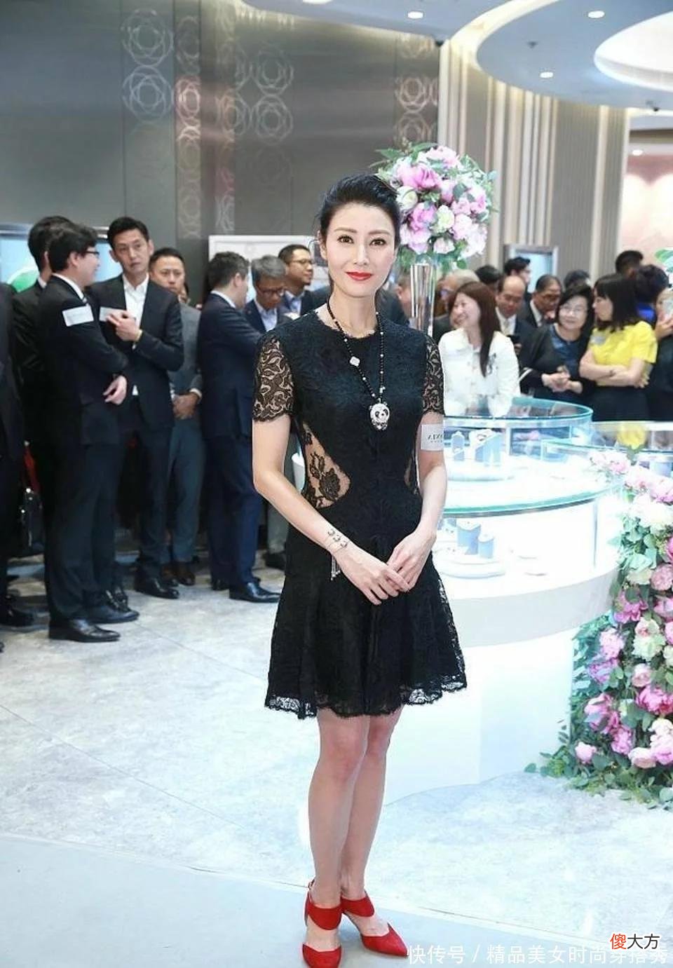 【时尚一点】短袖搭配浅蓝色瑜伽裤，展现窈窕的好身姿