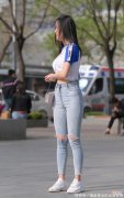 【时尚一点】闺蜜逛街一个比一个时尚，上衣就不分高下
