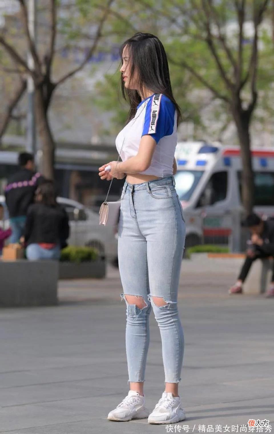 【时尚一点】闺蜜逛街一个比一个时尚，上衣就不分高下