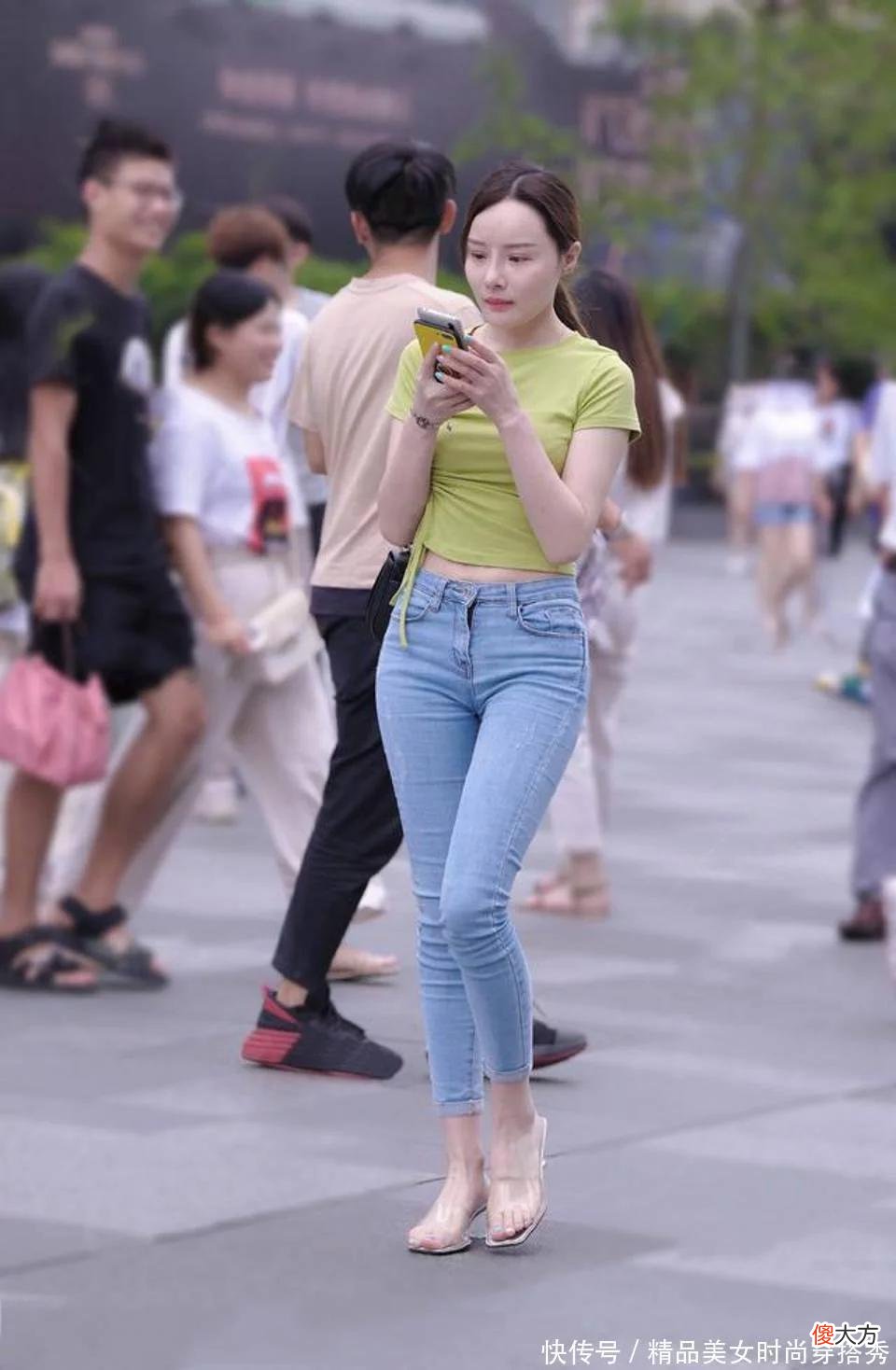 【就爱时尚】美女穿包臀连衣裙分外显眼，还十分清新减龄