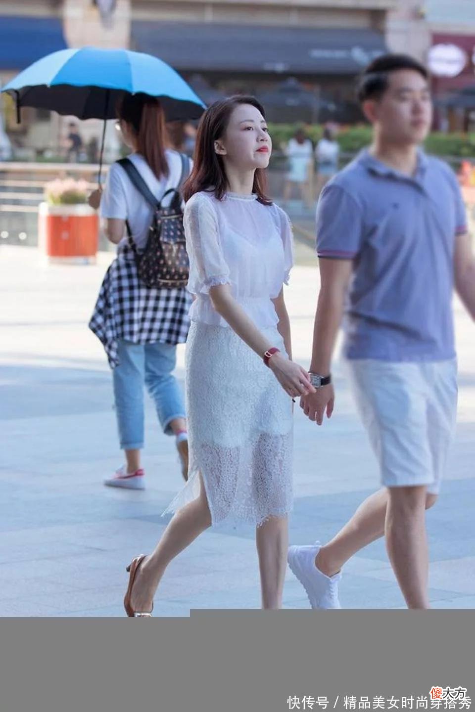 【就爱时尚】美女穿包臀连衣裙分外显眼，还十分清新减龄