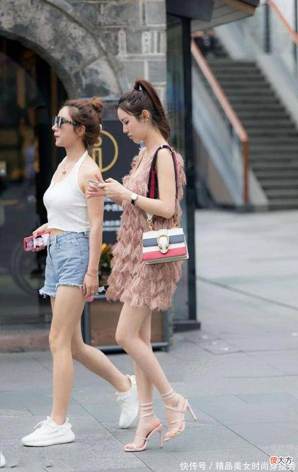【时尚一点】街拍，白色休闲衫搭配黑色瑜伽裤，尽显青春魅力