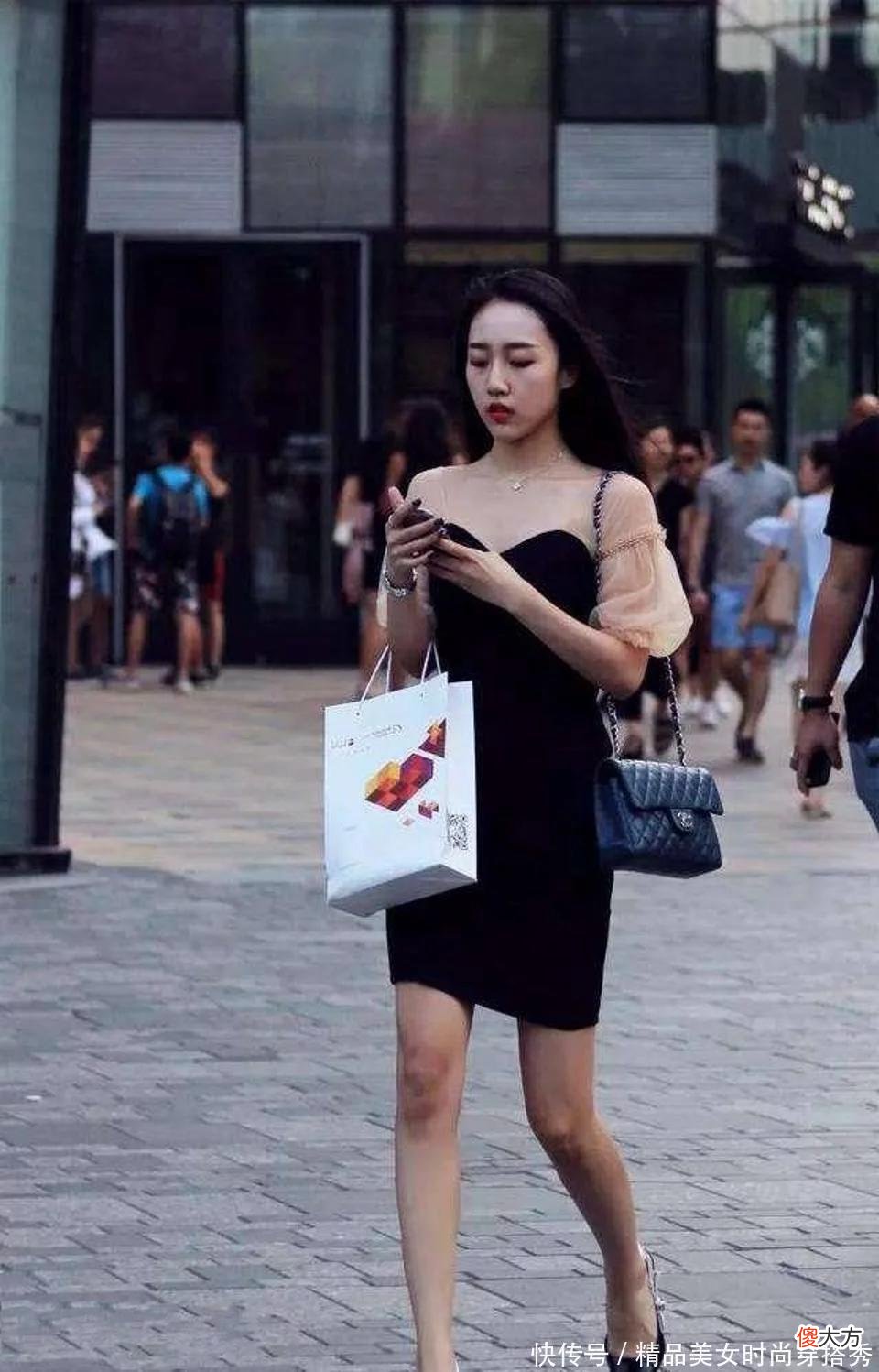 【时尚一点】街拍，白色休闲衫搭配黑色瑜伽裤，尽显青春魅力