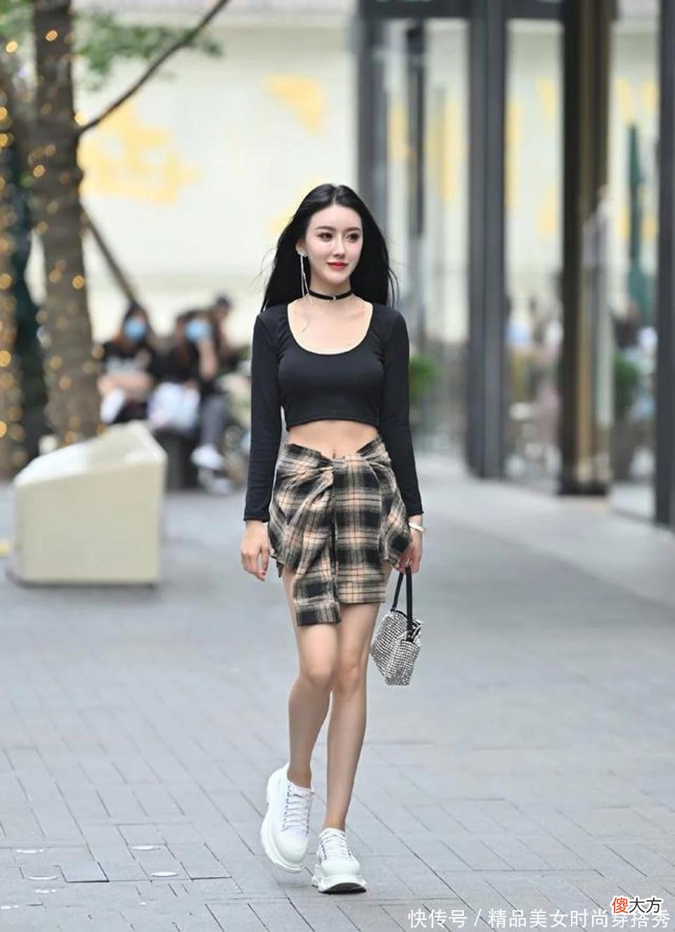 【时尚一点】女身穿一件粉色的连衣裙，充满优雅女人味