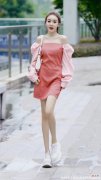 【时尚一点】女身穿一件粉色的连衣裙，充满优雅女人味