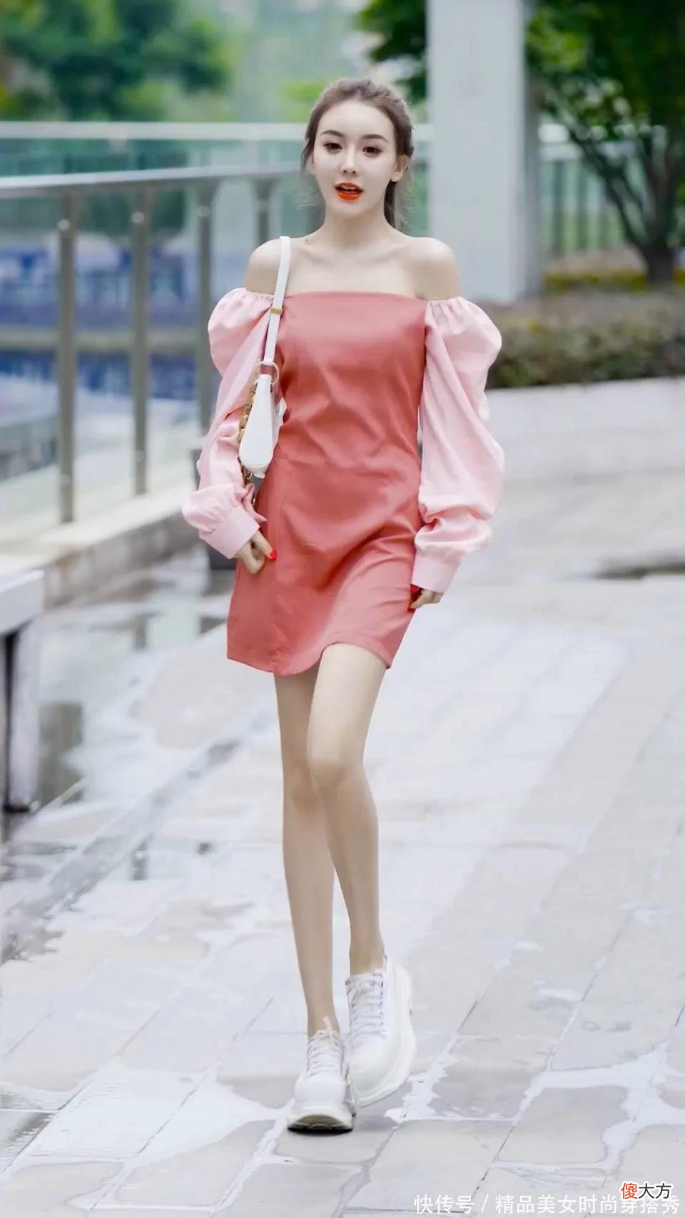 【时尚一点】女身穿一件粉色的连衣裙，充满优雅女人味