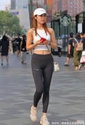 【时尚一点】美女穿运动范的瑜伽裤，妙曼好身姿让人心动