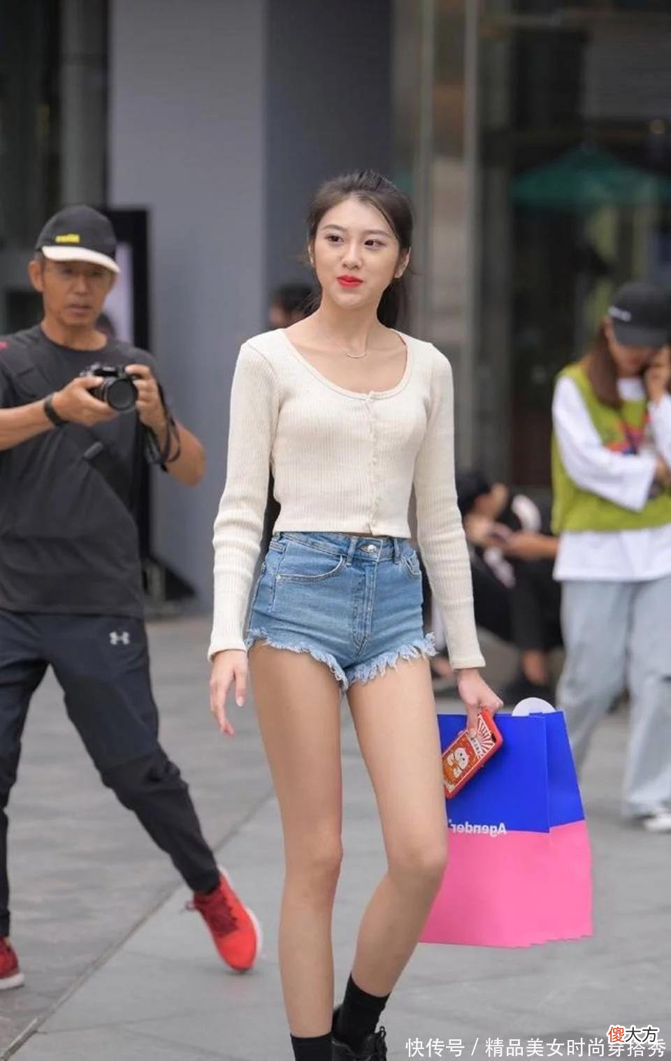 【时尚一点】笑容可掬的时尚美女，尽显时尚风采