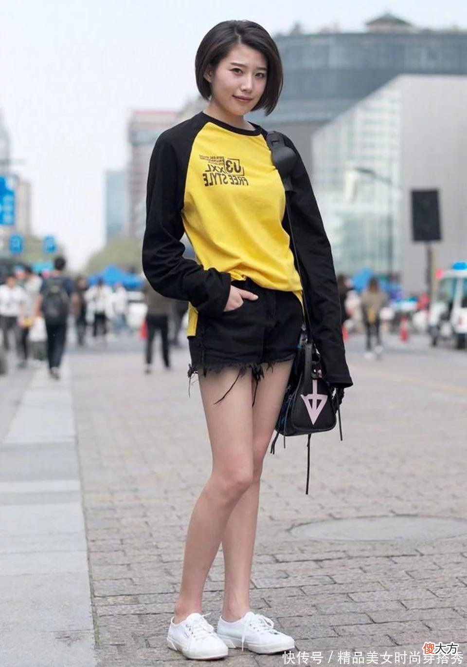 【时尚一点】路人街拍，轻柔的印花上衣搭配白色短裙，尽展曼妙身姿