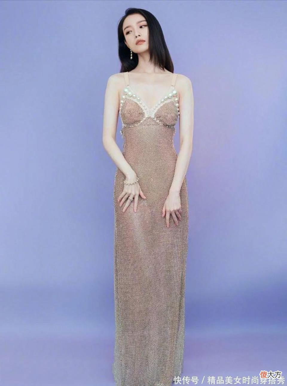【时尚一点】路人街拍，轻柔的印花上衣搭配白色短裙，尽展曼妙身姿