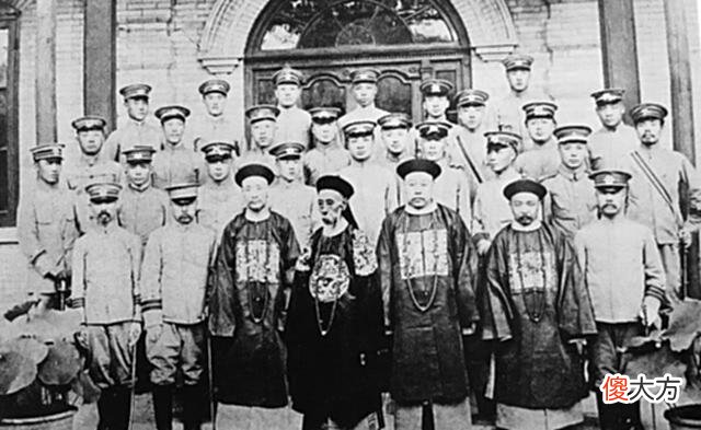 【历史故事】罕见历史照，梦露参加肯尼迪宴会礼服价值百万，伊丽莎白女王登基