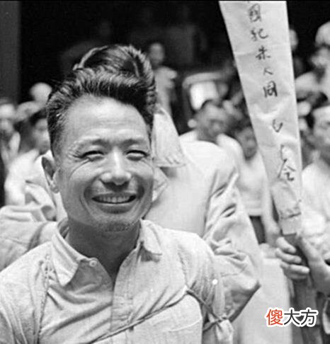 【爱历史】罕见历史照片，十八岁的梦露海滩照，穿着军装英姿飒爽的女王