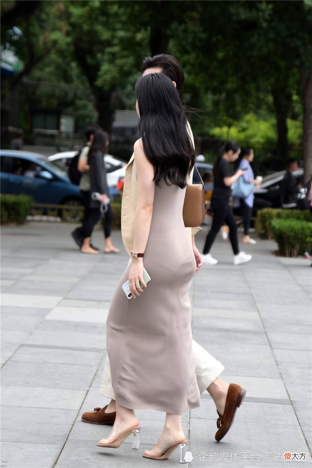 【时尚一点】夏季逛街，穿着凉鞋的美女很多，还是选择高跟的款式衬托身材