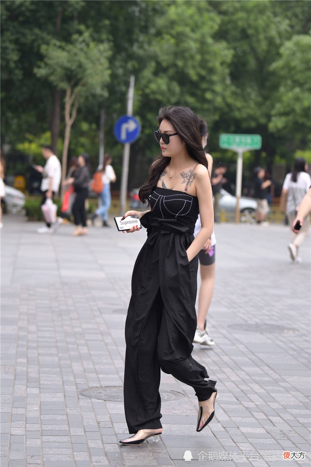 【时尚一点】夏季逛街，穿着凉鞋的美女很多，还是选择高跟的款式衬托身材