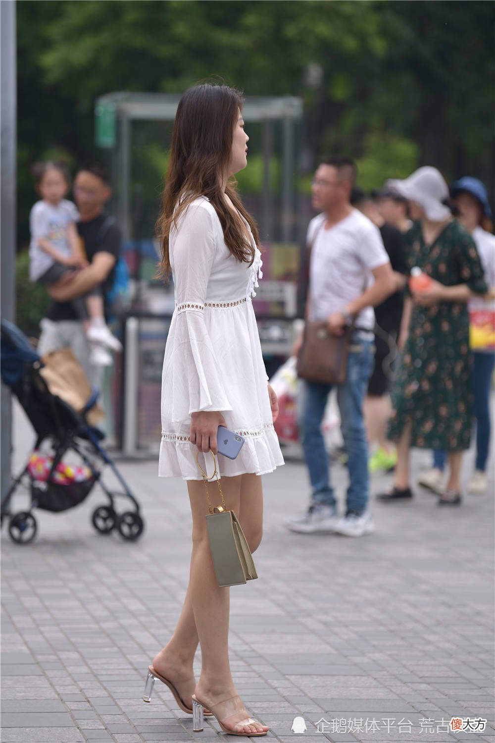 【时尚一点】夏季逛街，穿着凉鞋的美女很多，还是选择高跟的款式衬托身材