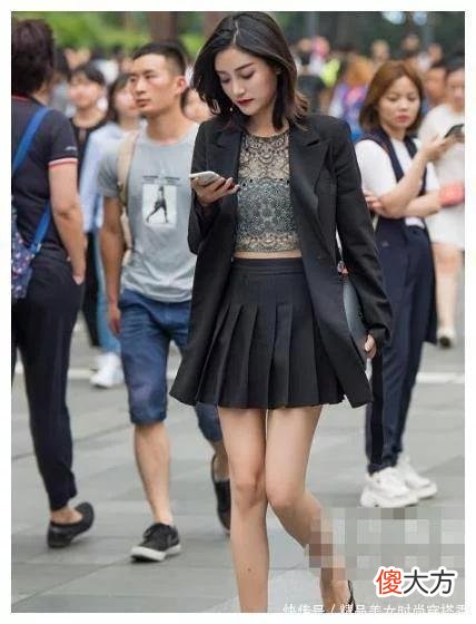 【就爱时尚】美女街拍：颜值漂亮的小姐姐，穿上紧身裙，尽显时尚女神范！