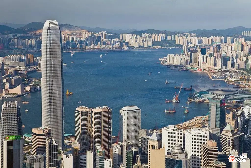 【历史故事】香港回归当晚，英国小动作不断，升旗手：鼻里塞棉花，血往肚里咽