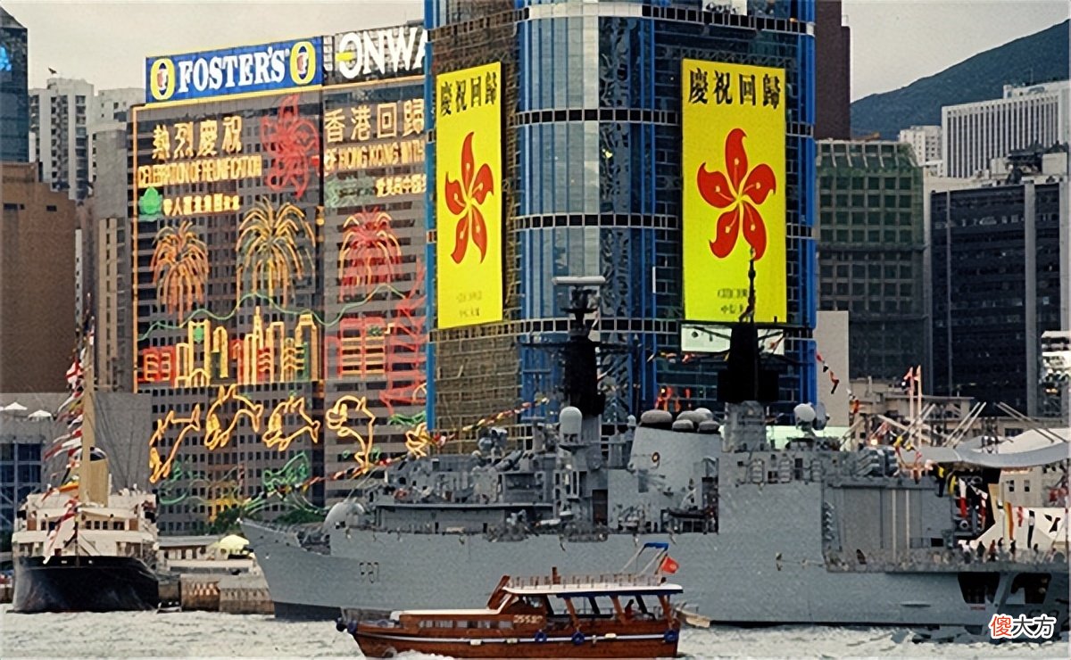 【历史故事】香港回归当晚，英国小动作不断，升旗手：鼻里塞棉花，血往肚里咽