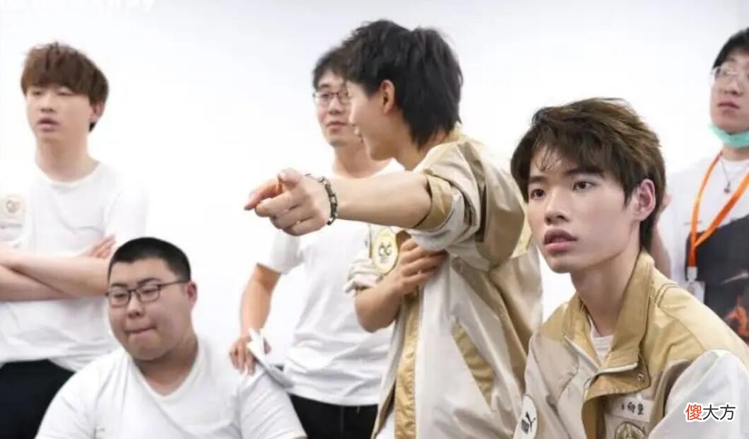 【游戏迷】狼队直播硬怼黑粉，fly嘲笑弹幕是键盘侠，今屿怒斥教练