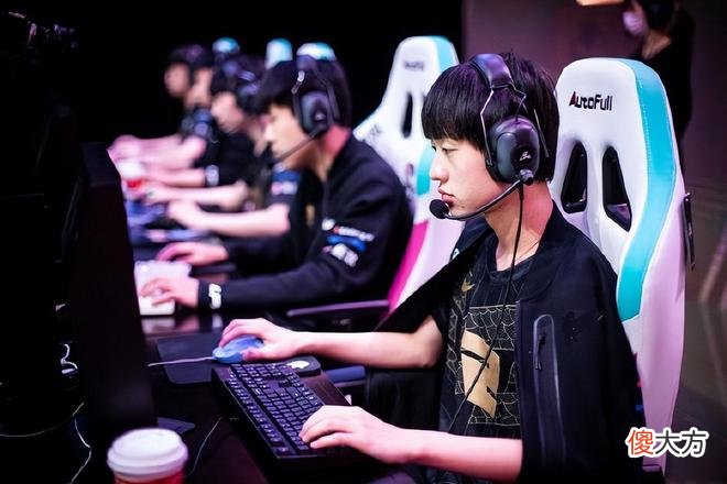 【游戏世界】MSI焦点对决来临，小虎直面Faker，Uzi或将隔空助威？