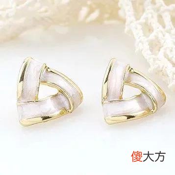 【时尚一点】夜市丨均价9块多！美到飞起的耳钉，一周穿搭不重复