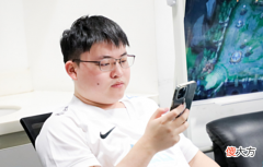 【游戏世界】Uzi和虎牙撕破脸了？加入B站后，虎牙直播间被封，直播账号也没了