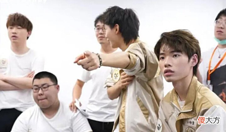 【游戏迷】狼队直播硬怼黑粉,fly嘲笑弹幕是键盘侠,今屿怒斥教练