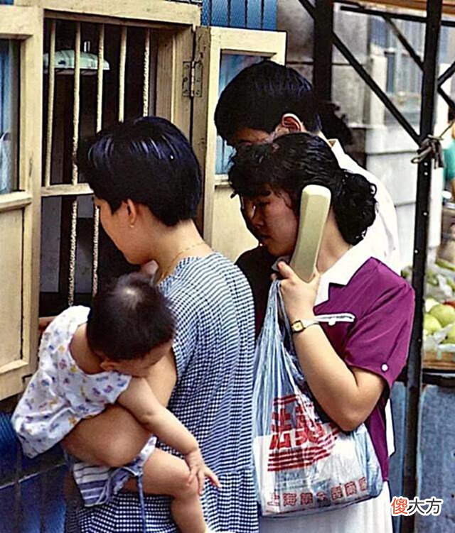 【爱历史】1992年的上海老照片,载客的摩托,等公交车的市民,卖茶水的大娘