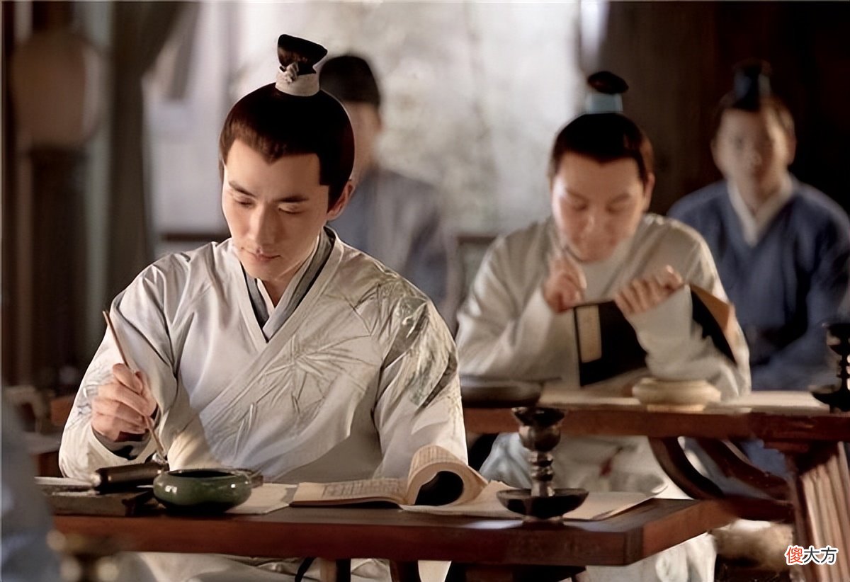 【历史故事】官员请假晚归一天即杀头，朱元璋太过残忍，还是早有预谋？
