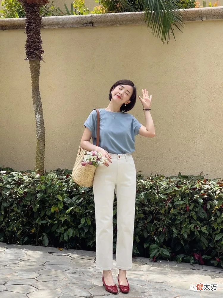 【时尚一点】会打扮的女人，用这几款T恤就能穿出高级感，简约清爽还不挑人
