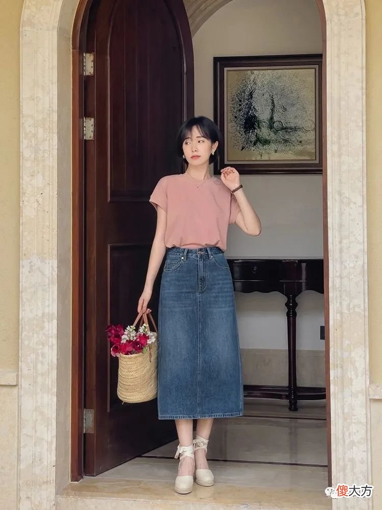 【时尚一点】会打扮的女人，用这几款T恤就能穿出高级感，简约清爽还不挑人