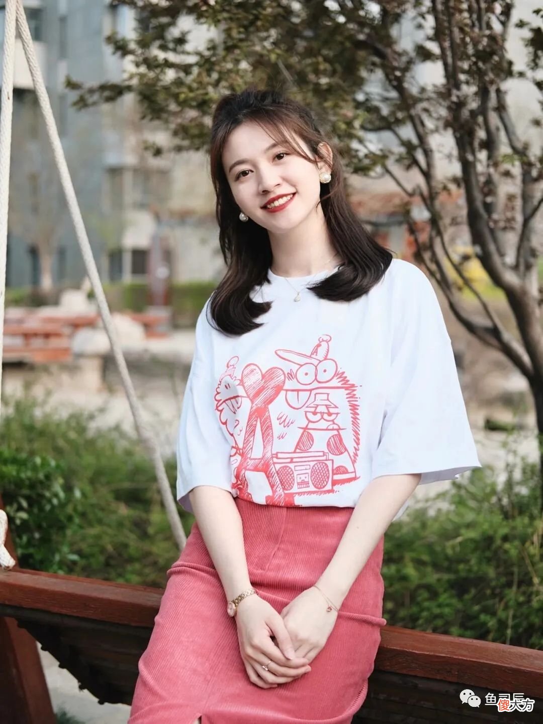 【时尚一点】会打扮的女人，用这几款T恤就能穿出高级感，简约清爽还不挑人