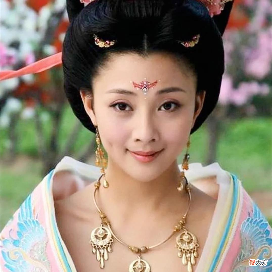 【时尚一点】还在迷恋排骨胸? 18位“挂历女神”告诉你, 珠圆玉润才是真绝色