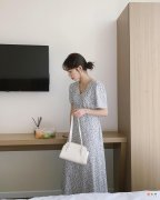 【就爱时尚】想要穿好碎花裙，选对颜色才是重中之重，这三款碎花裙穿就对了