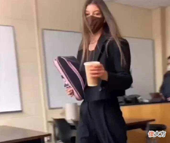 【就爱时尚】男生拍“心机”女同学，上课好像去时装周，精致得让人过目不忘