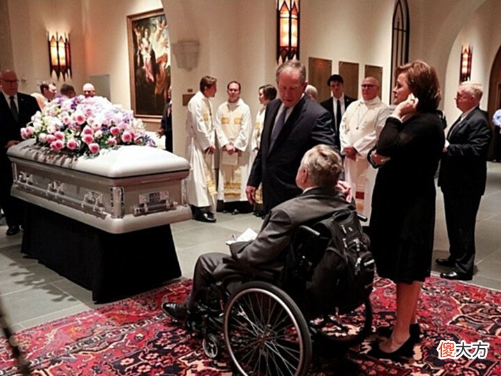 【历史故事】2018年,彼此初恋相守73年的爱妻芭芭拉去世,老布什哭得像个孩子