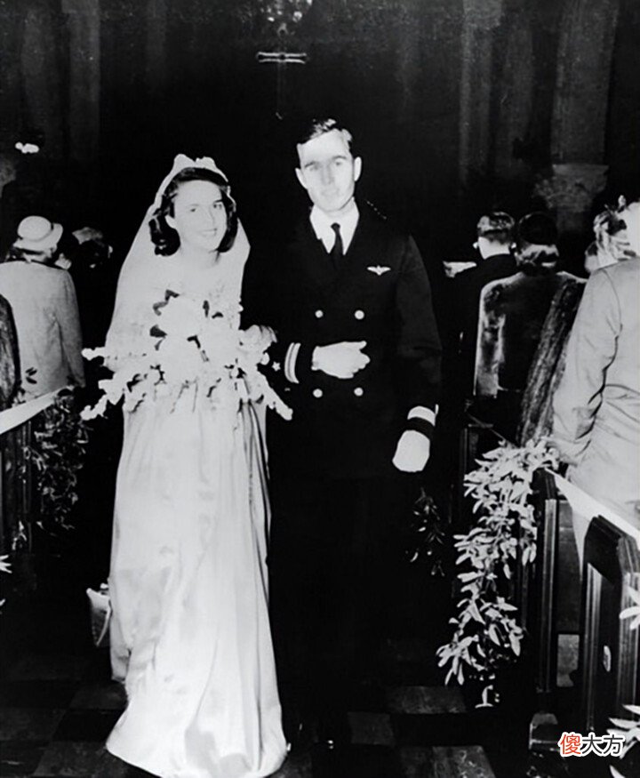 【历史故事】2018年,彼此初恋相守73年的爱妻芭芭拉去世,老布什哭得像个孩子