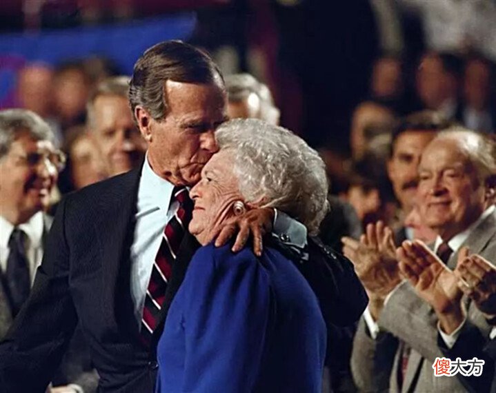 【历史故事】2018年,彼此初恋相守73年的爱妻芭芭拉去世,老布什哭得像个孩子