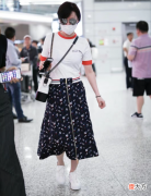 【时尚一点】蒋勤勤真是越长越嫩！白T配碎花裙显青春活力，哪有46岁的样子