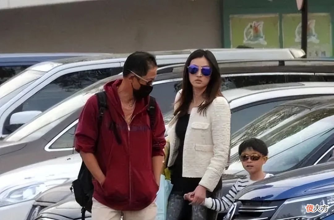 【时尚一点】王志文携妻儿出门，妻子青春靓丽不输女星，他头发稀疏老成爷爷辈