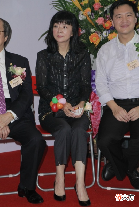 【就爱时尚】“最美小龙女”近照，虽发福明显但脸上无皱纹，62岁看起来像30岁
